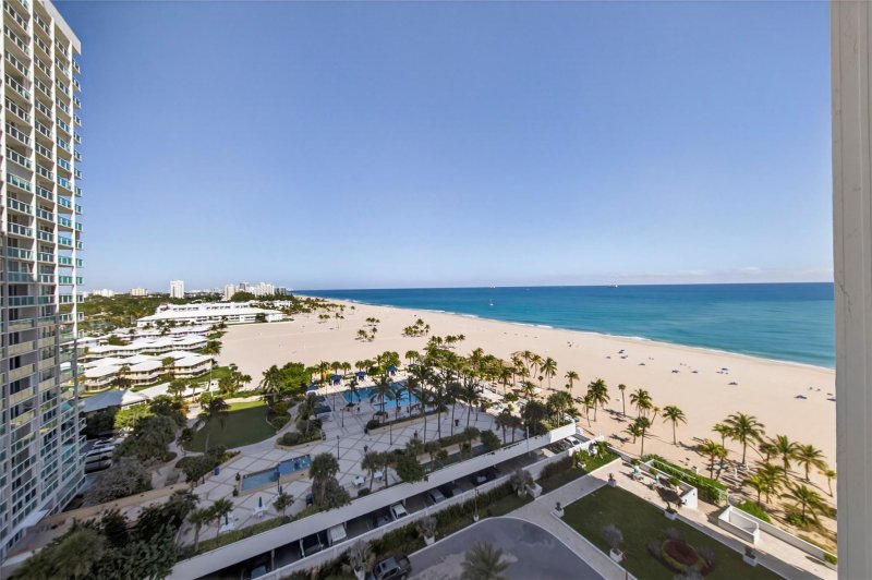 Condo for sale at Point of Americas 1103