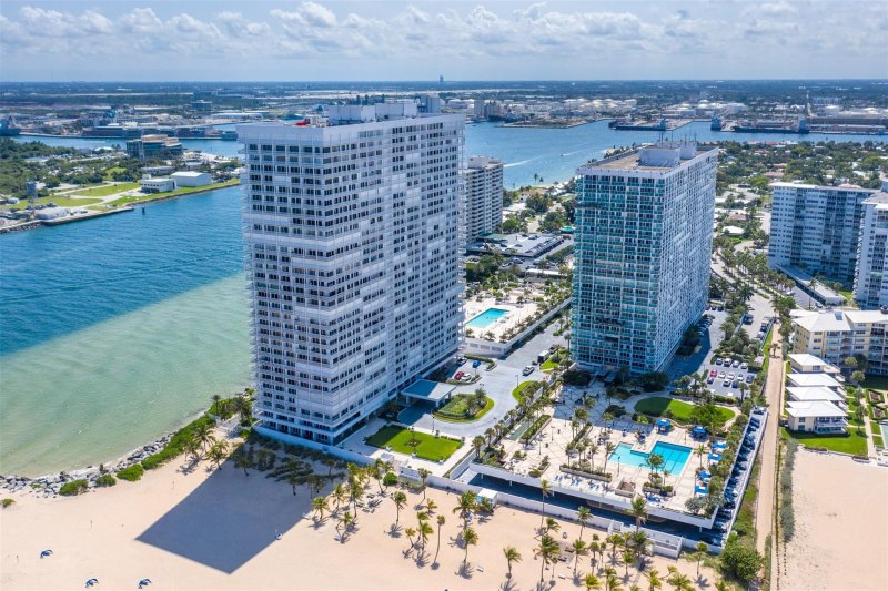 Condo for sale at Point of Americas 1103