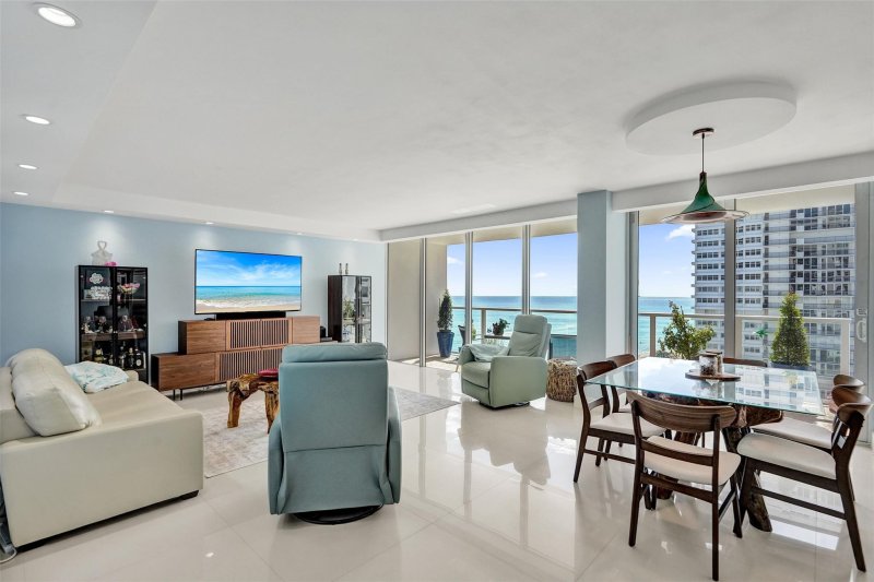 Condo for sale at Plaza East 10m