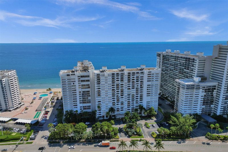 Condo for sale at Plaza East 10m
