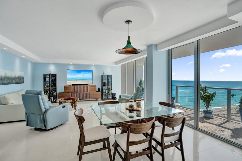 Condo for sale at Plaza East 10m