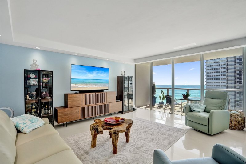 Condo for sale at Plaza East 10m