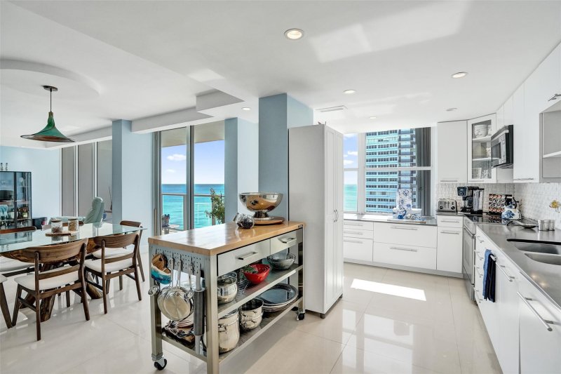 Condo for sale at Plaza East 10m