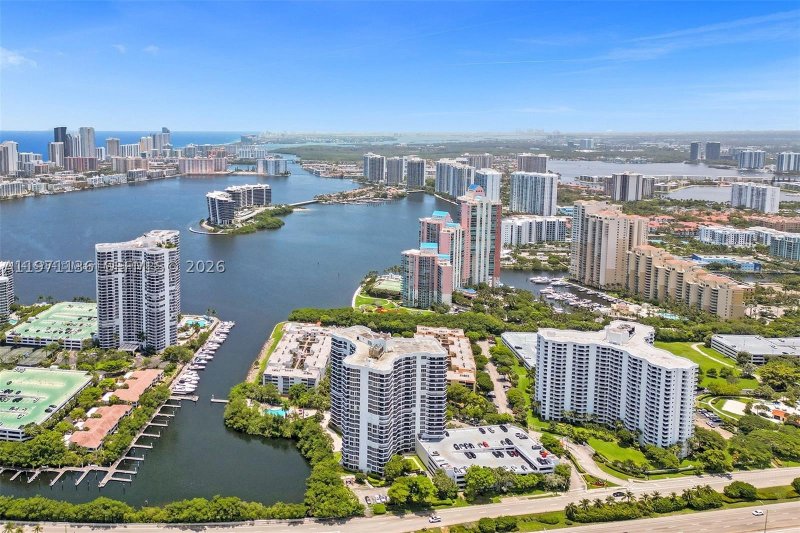 Comprar apartamento en Mystic Pointe 600 1607