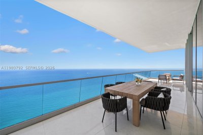 Comprar apartamento no Turnberry Ocean Club 4304