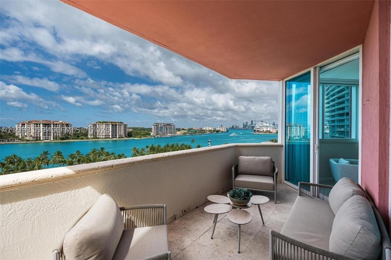 Condo for sale at Portofino Tower 801