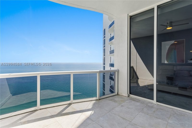 Comprar apartamento no Trump Tower Three 4004
