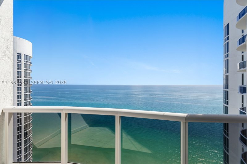 Comprar apartamento no Trump Tower Three 4004