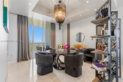 Comprar apartamento no Trump Tower Three 4004