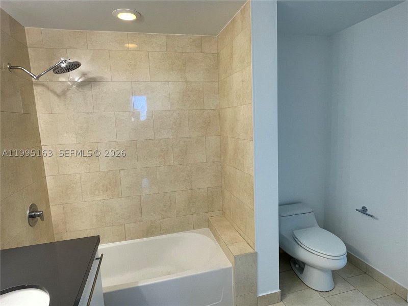 Condo for sale at The Ivy 1809