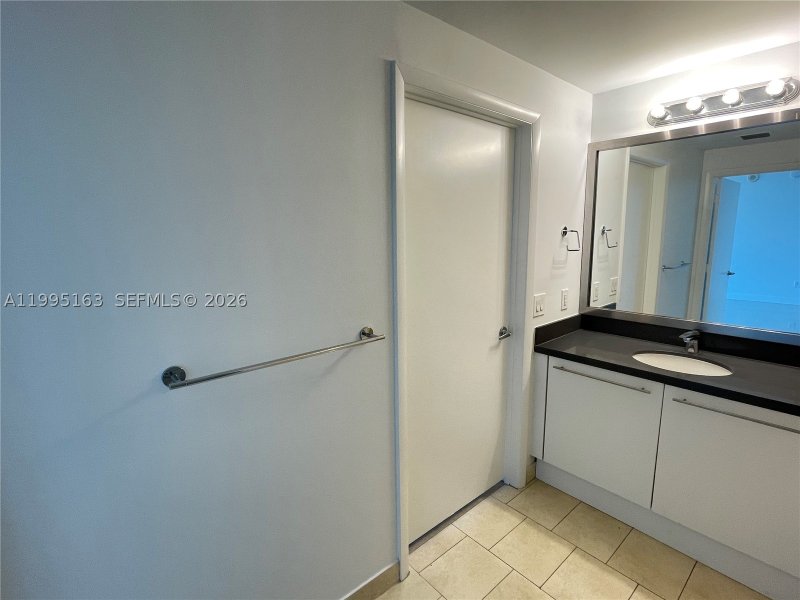 Condo for sale at The Ivy 1809