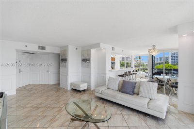 Comprar apartamento en Mystic Pointe 300 513