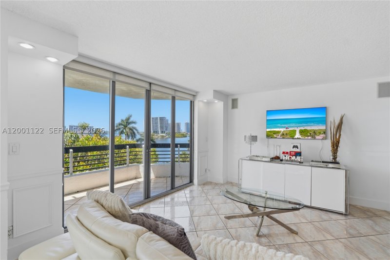 Comprar apartamento en Mystic Pointe 300 513