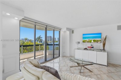 Comprar apartamento en Mystic Pointe 300 513