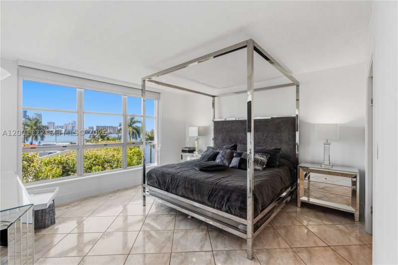 Comprar apartamento en Mystic Pointe 300 513