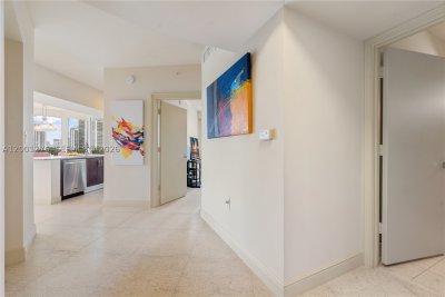 Comprar apartamento no Turnberry Village 610