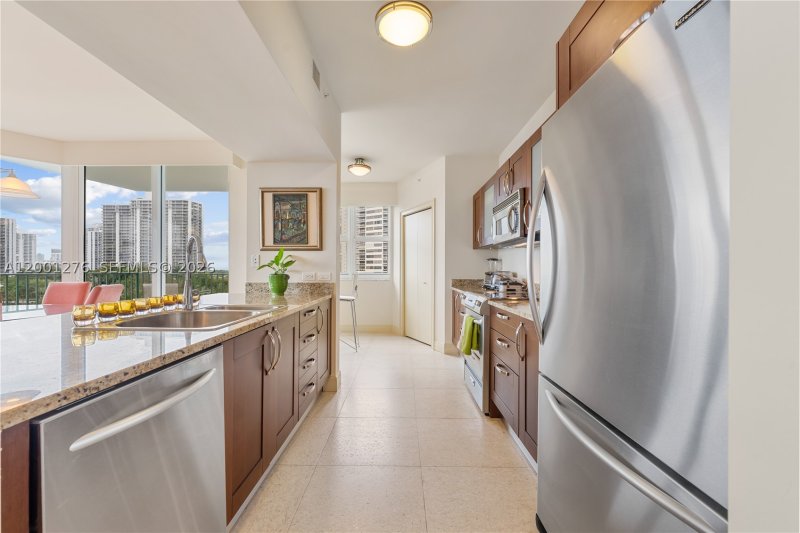 Comprar apartamento no Turnberry Village 610