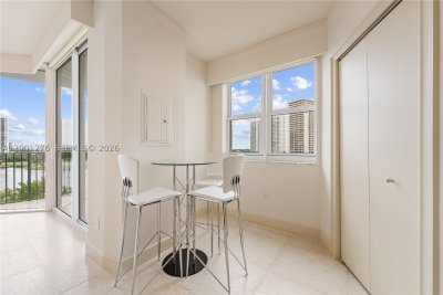 Comprar apartamento no Turnberry Village 610