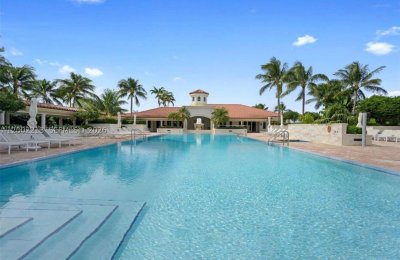Comprar apartamento en Turnberry Village 906