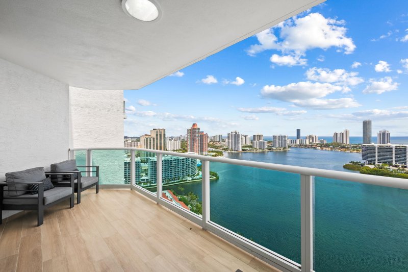 Comprar apartamento no Peninsula II 2906