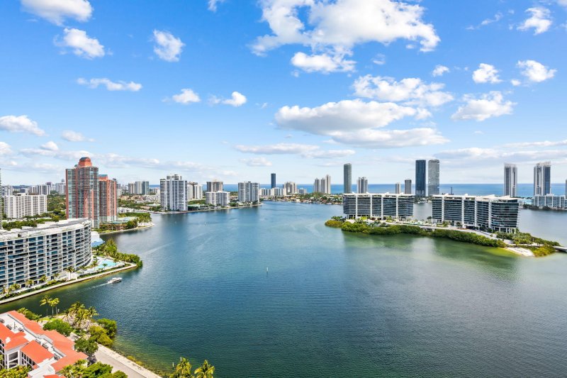 Comprar apartamento no Peninsula II 2906