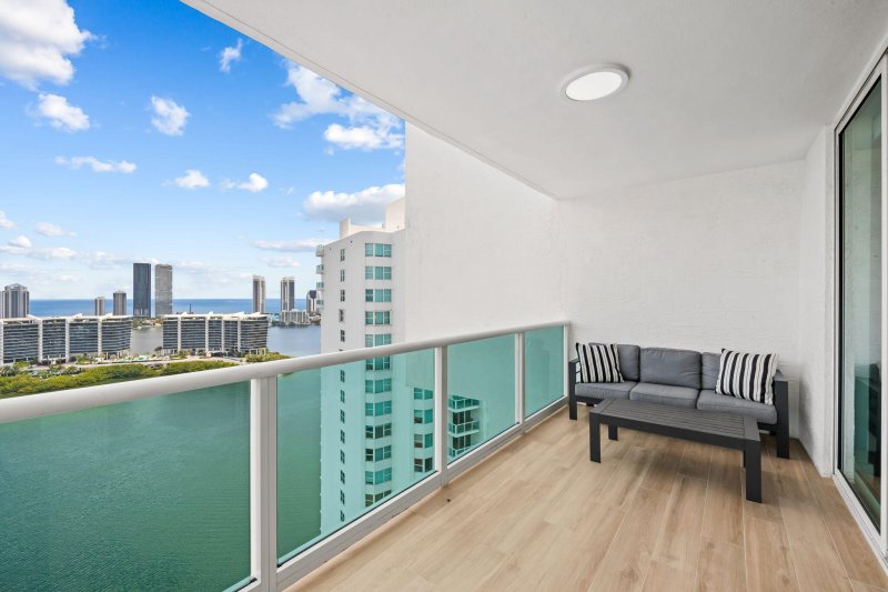 Comprar apartamento no Peninsula II 2906