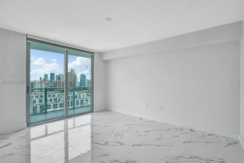 Comprar apartamento en Parque Towers at St. Tropez 5-2205