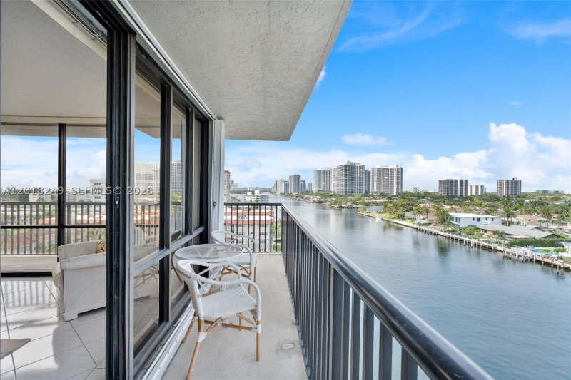 Condo for sale at Avant Garde 910