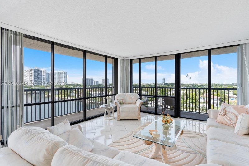 Condo for sale at Avant Garde 910
