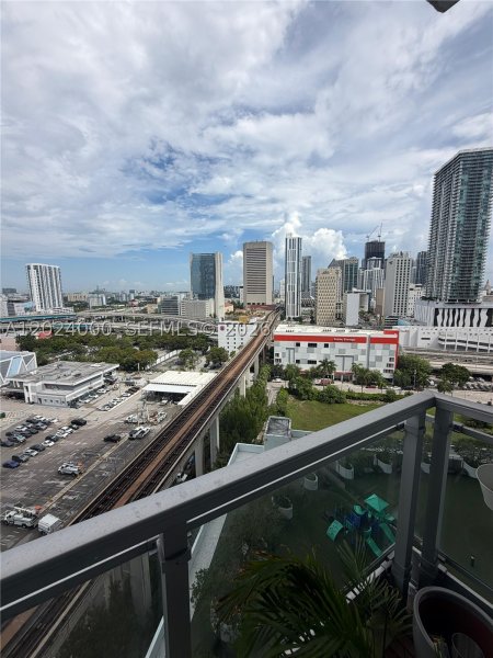 Condo for sale at The Ivy 1811