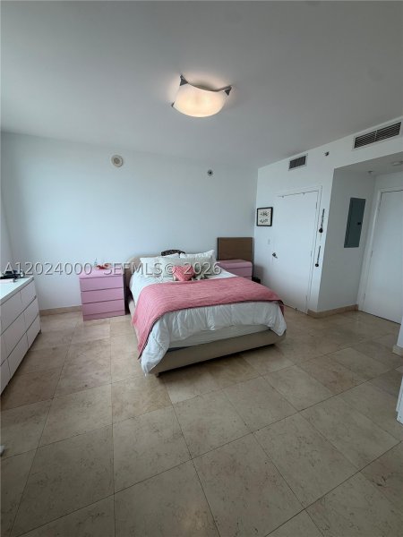 Condo for sale at The Ivy 1811