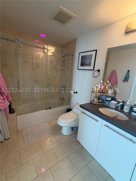 Condo for sale at The Ivy 1811