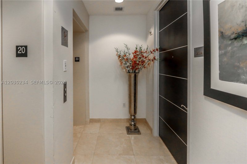 Comprar apartamento no Trump Tower Two 2004