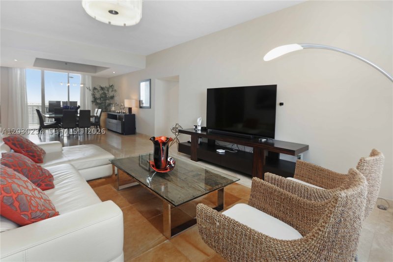 Comprar apartamento no Trump Tower Two 2004