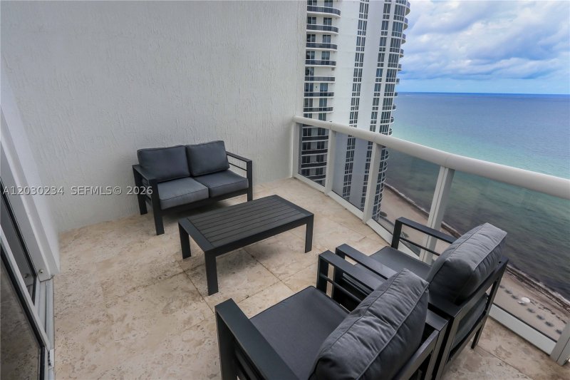 Comprar apartamento no Trump Tower Two 2004