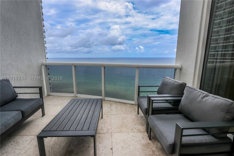 Comprar apartamento no Trump Tower Two 2004