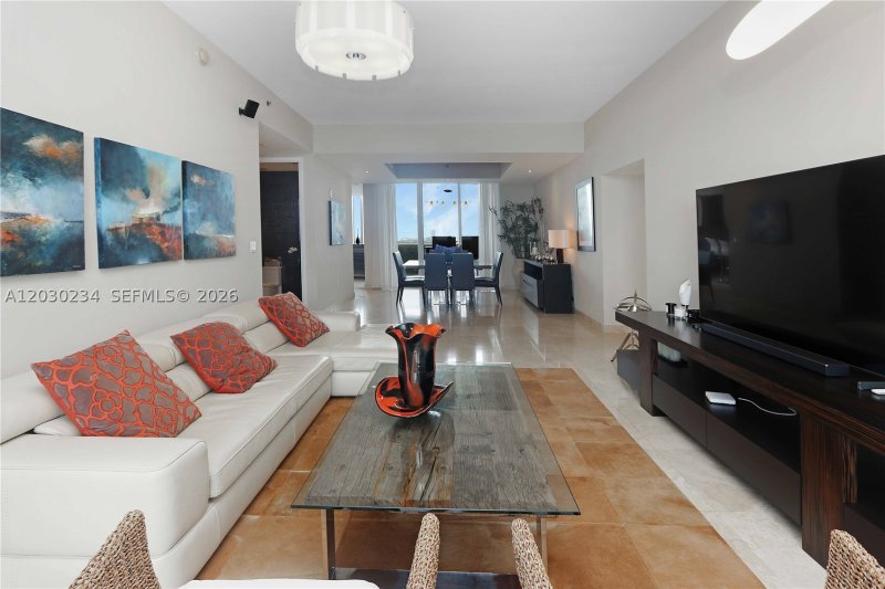 Comprar apartamento no Trump Tower Two 2004
