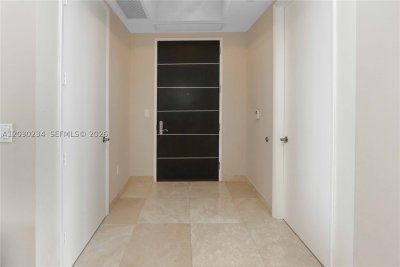 Comprar apartamento no Trump Tower Two 2004