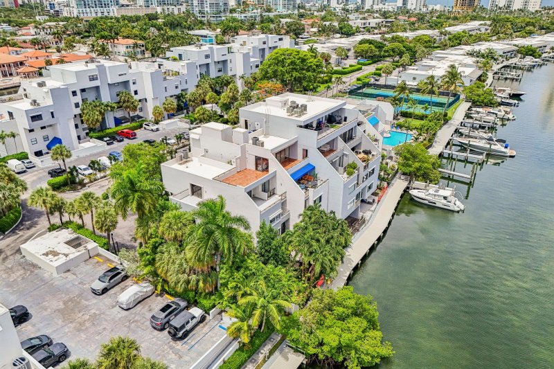 Comprar apartamento en Poinciana Island 1710