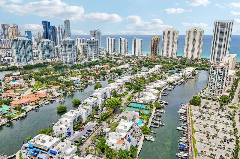 Comprar apartamento en Poinciana Island 1710