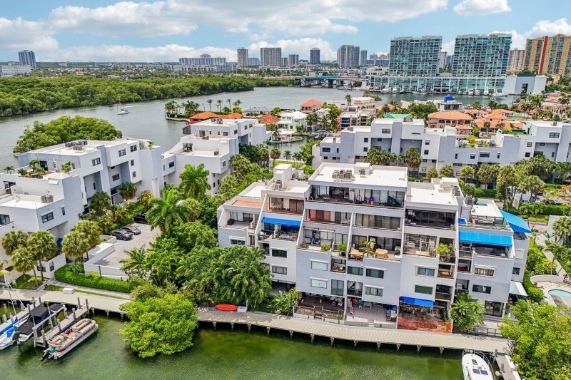 Comprar apartamento en Poinciana Island 1710