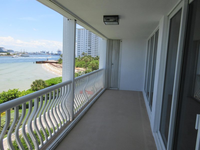 Condo for sale at Point of Americas 205