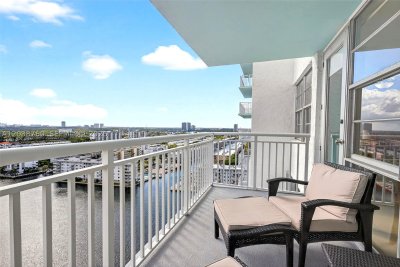 Winston Towers Apt #1905 + DEN
