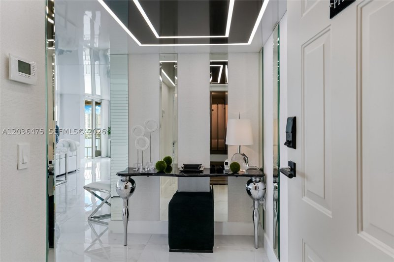Condo for sale at Le Montcalm 902