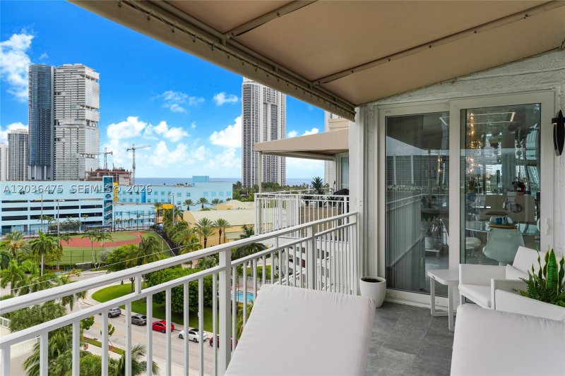 Condo for sale at Le Montcalm 902