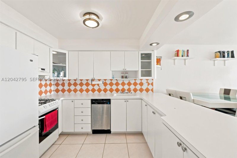 Condo for sale at Parker Plaza Estates 816