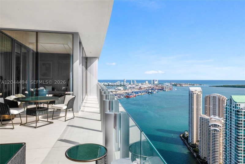 Alquiler de apartamento en Aston Martin Residences 5104