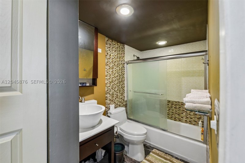 Apartment for rent at Bayview Towers B706