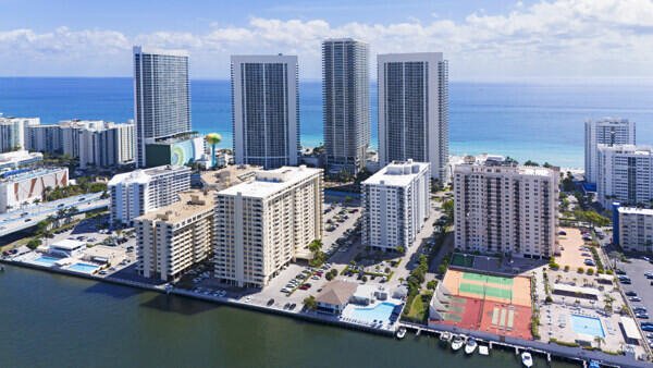 Condo for sale at Plaza Towers South 802