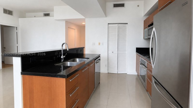 Apartment for rent at Vizcayne South Tower 802